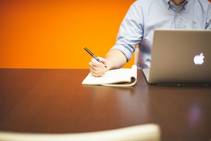 Notizen schreiben, am Laptop arbeiten